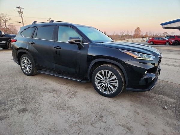 2022 TOYOTA HIGHLANDER — Passenger 3/4