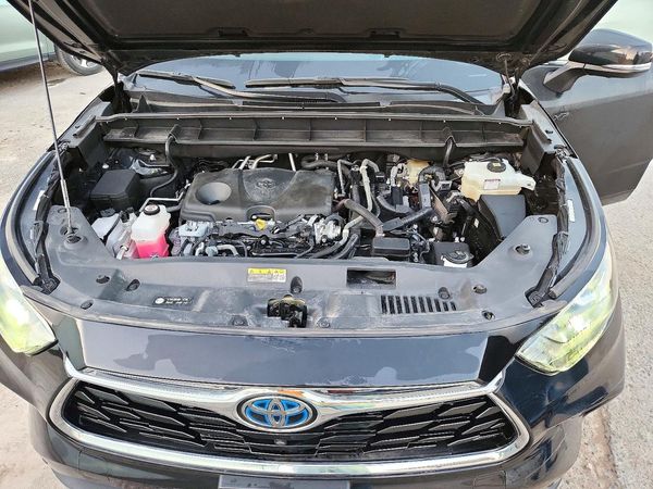 2022 TOYOTA HIGHLANDER — Engine bay