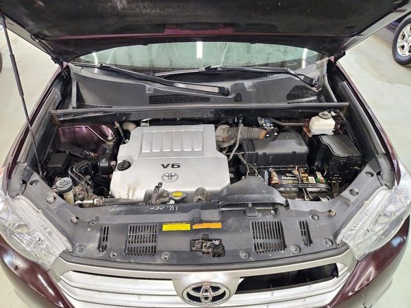 2012 TOYOTA HIGHLANDER Base/Hybrid — Engine bay