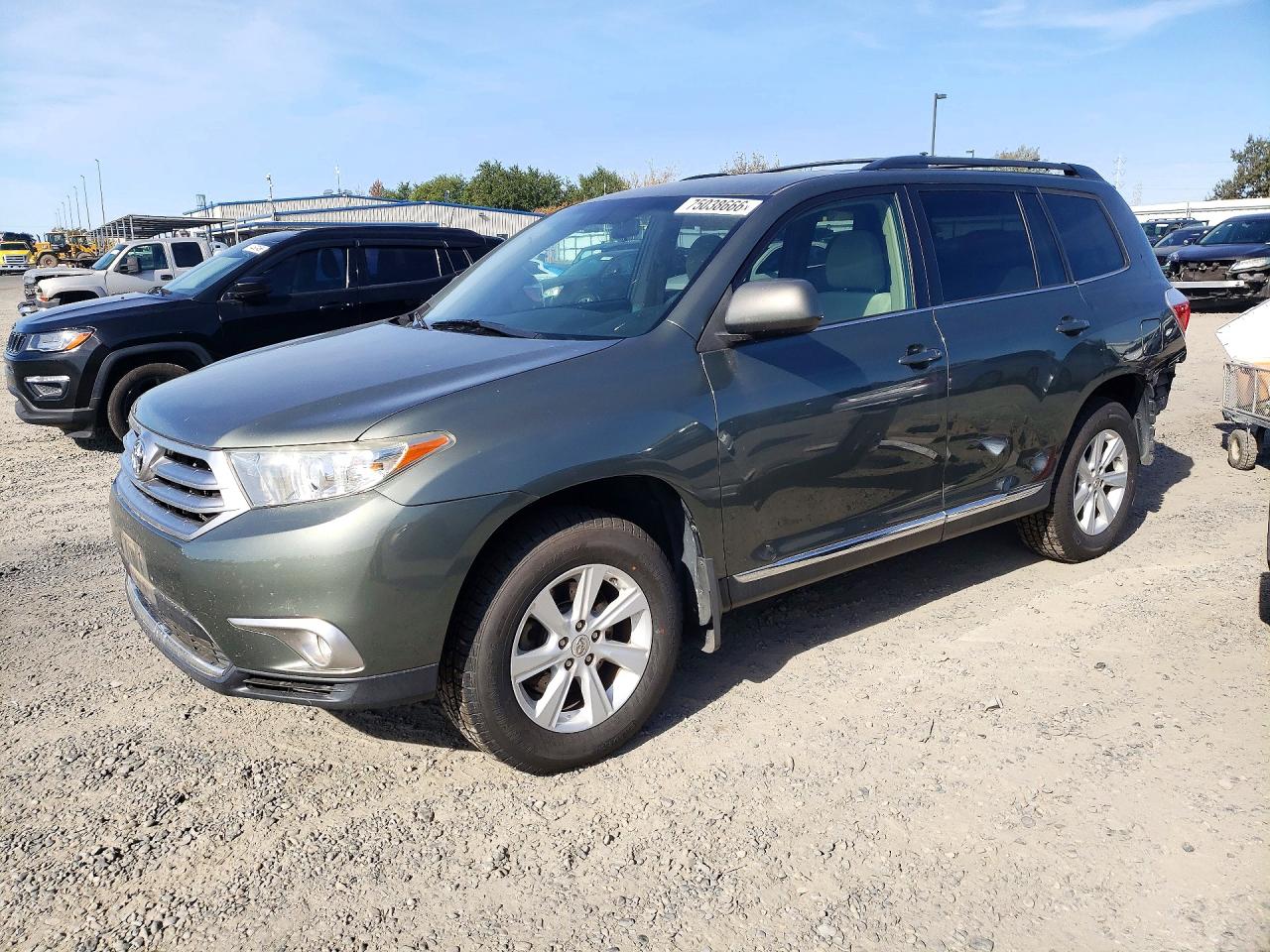 2013 TOYOTA HIGHLANDER Base/Hybrid — Front 3/4