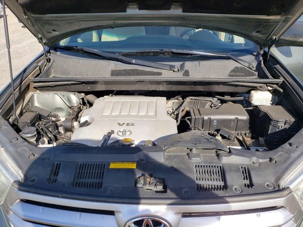2013 TOYOTA HIGHLANDER Base/Hybrid — Engine bay