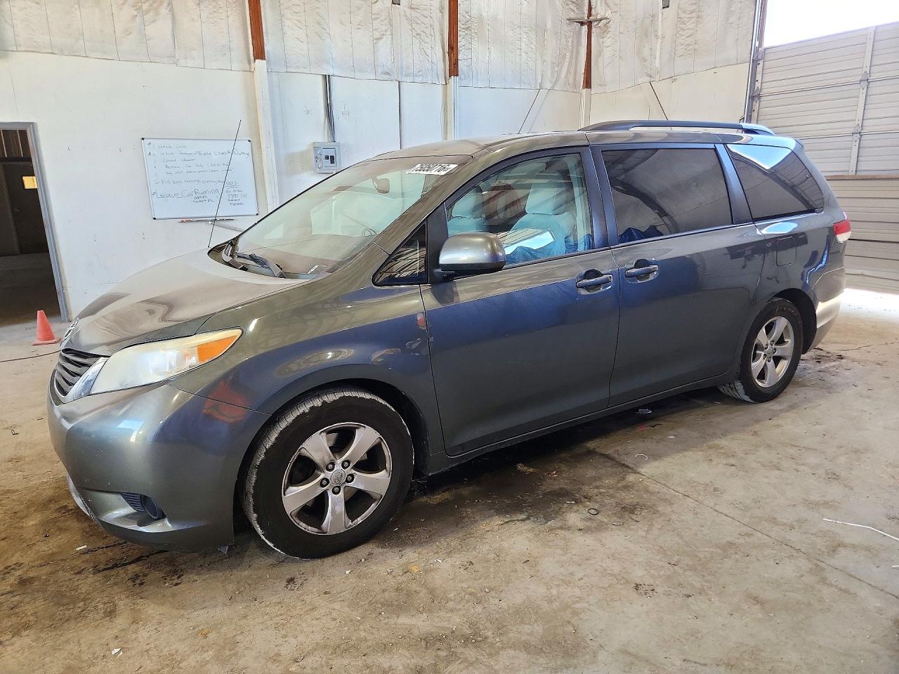 2013 TOYOTA SIENNA — Front 3/4