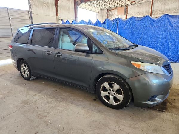 2013 TOYOTA SIENNA — Passenger 3/4