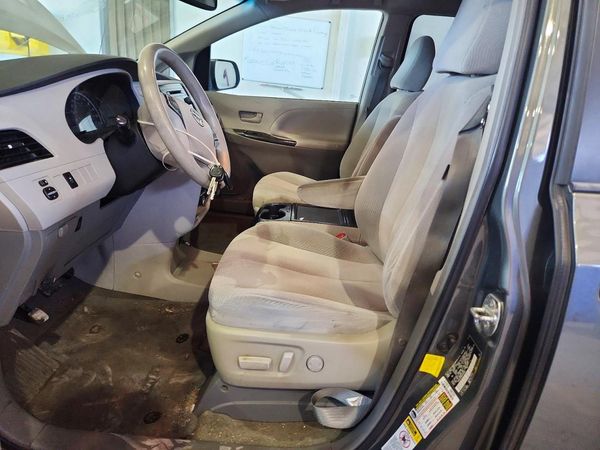 2013 TOYOTA SIENNA — DENT