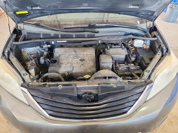 2013 TOYOTA SIENNA — Engine bay