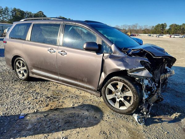 2013 TOYOTA SIENNA — Passenger 3/4