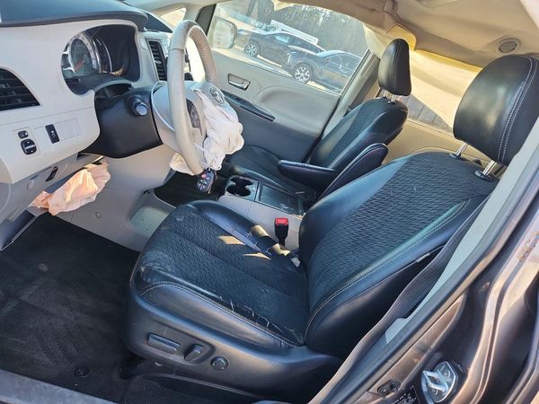2013 TOYOTA SIENNA — DENT