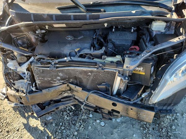 2013 TOYOTA SIENNA — Engine bay