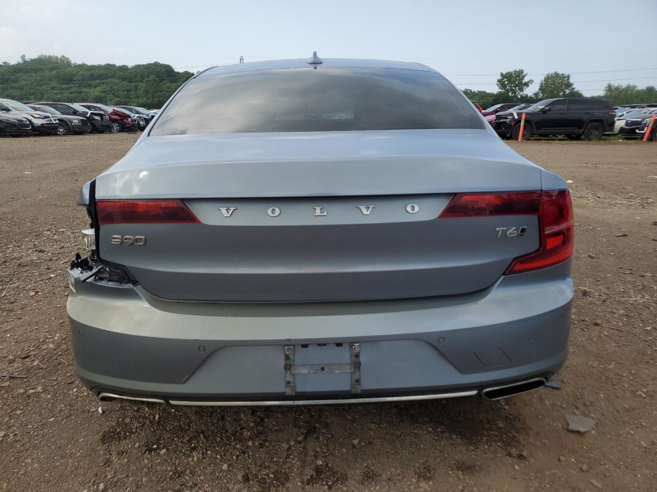 2017 VOLVO S90 Momentum