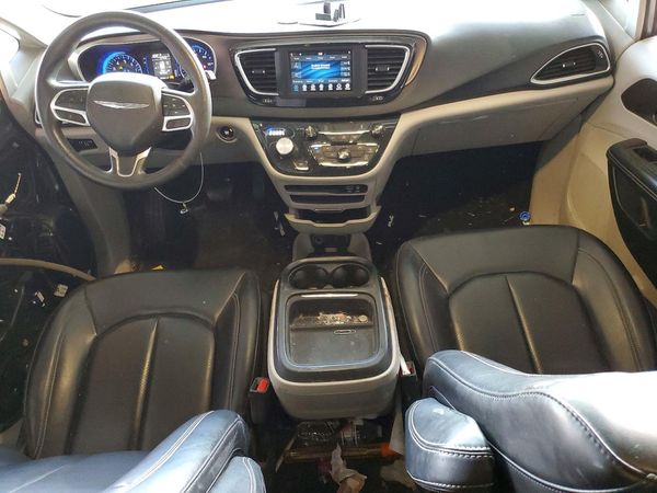 2020 CHRYSLER VOYAGER