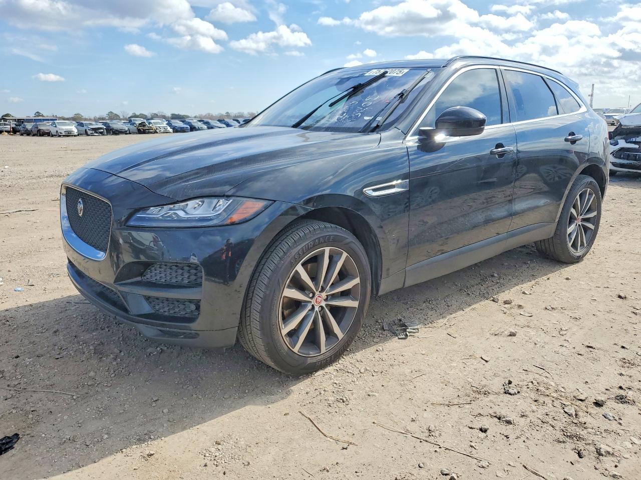 2017 JAGUAR F-PACE Prestige — Front 3/4