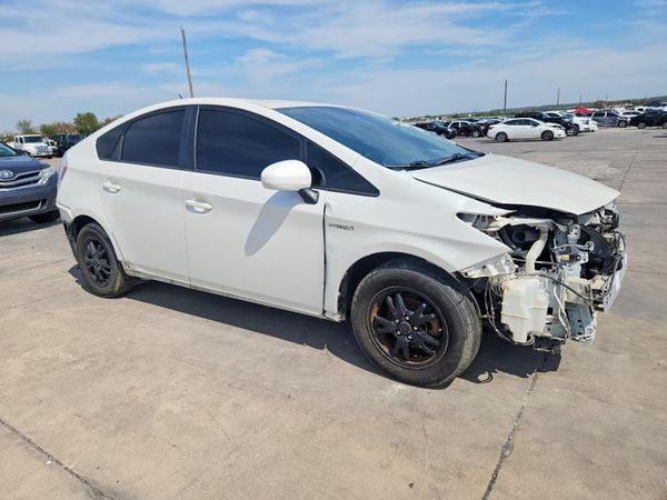 2015 TOYOTA PRIUS — Passenger 3/4