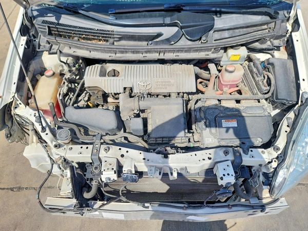 2015 TOYOTA PRIUS — Engine bay