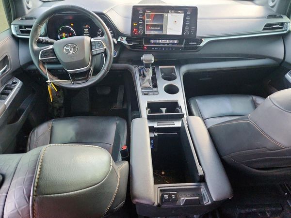 2022 TOYOTA SIENNA XLE Woodland Edition