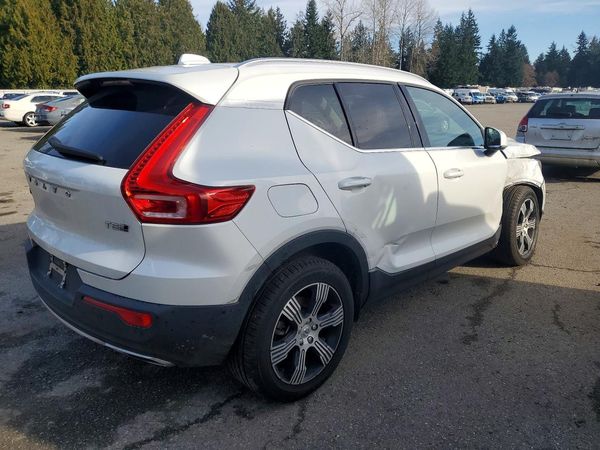 2020 VOLVO XC40