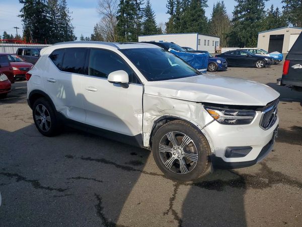 2020 VOLVO XC40