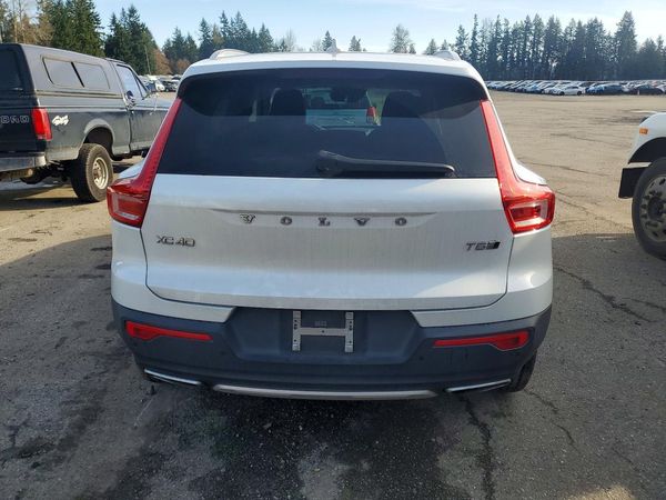 2020 VOLVO XC40