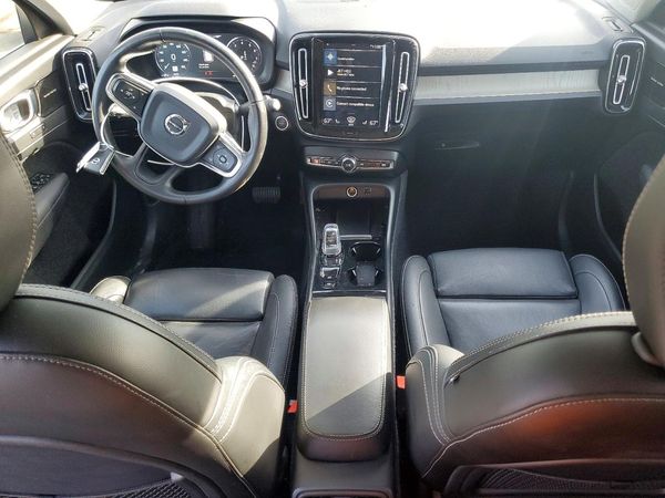 2020 VOLVO XC40