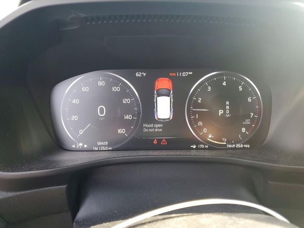 2020 VOLVO XC40
