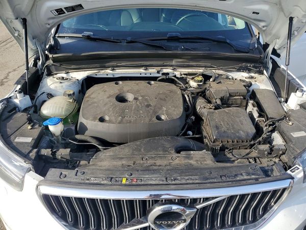 2020 VOLVO XC40