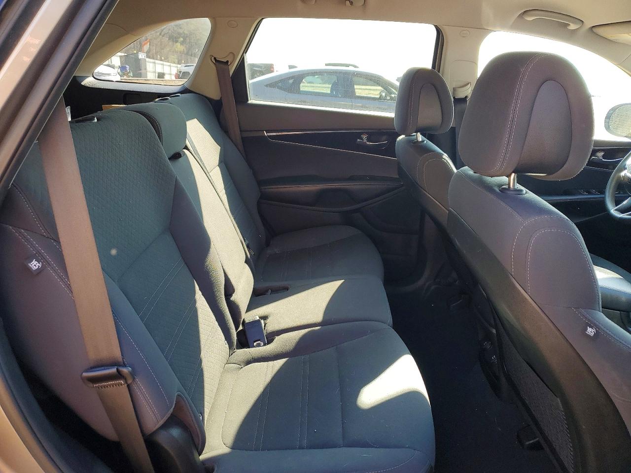 2016 KIA SORENTO L / LX