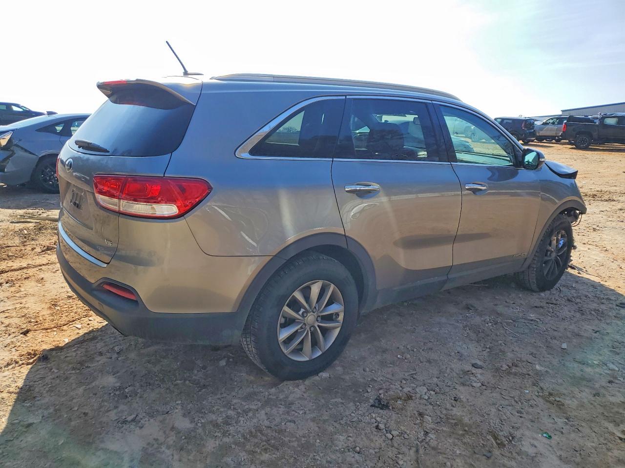 2016 KIA SORENTO L / LX