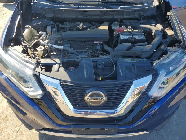 2018 NISSAN ROGUE — Engine bay