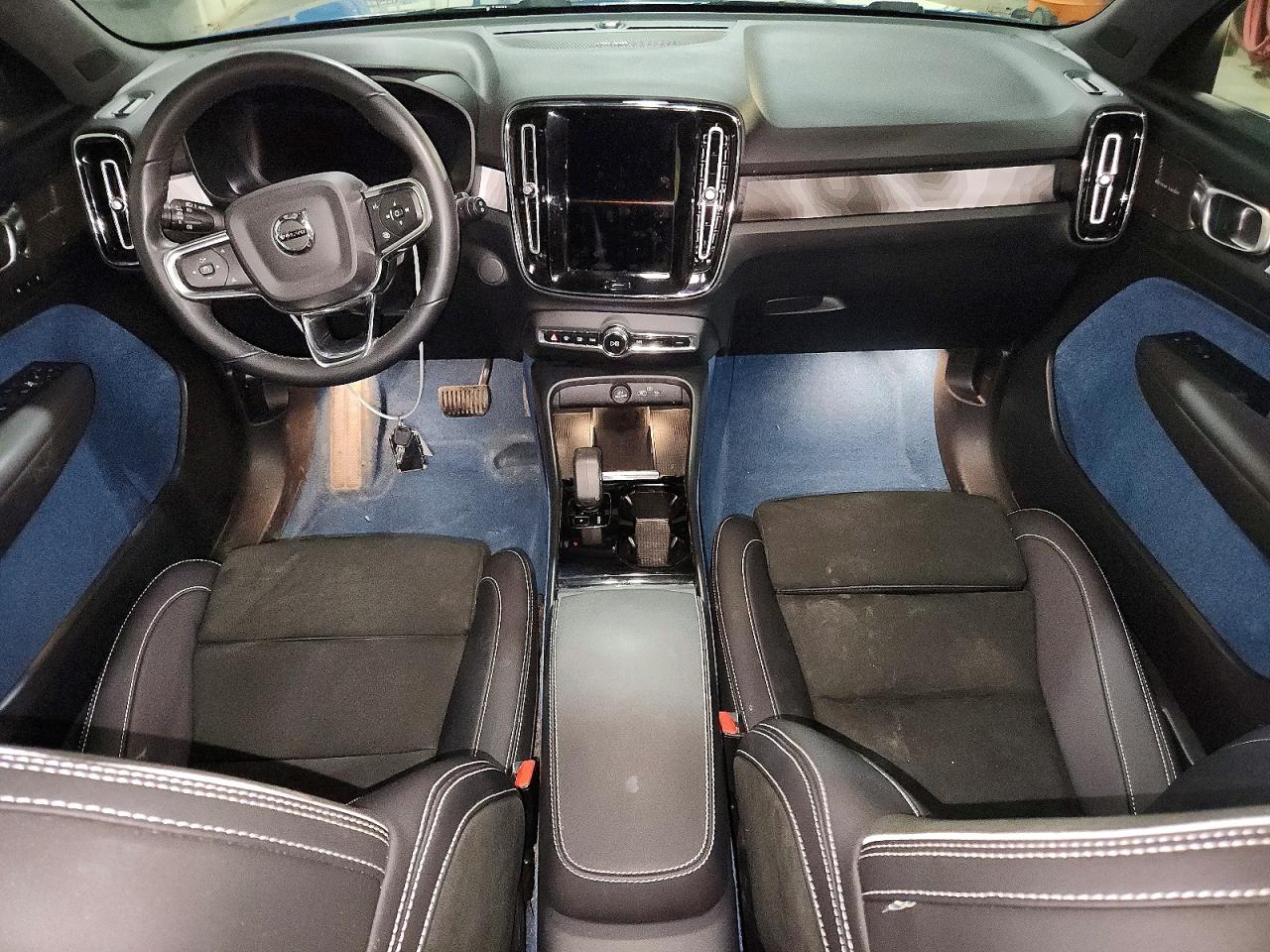 2023 VOLVO XC40 Ultimate Dark