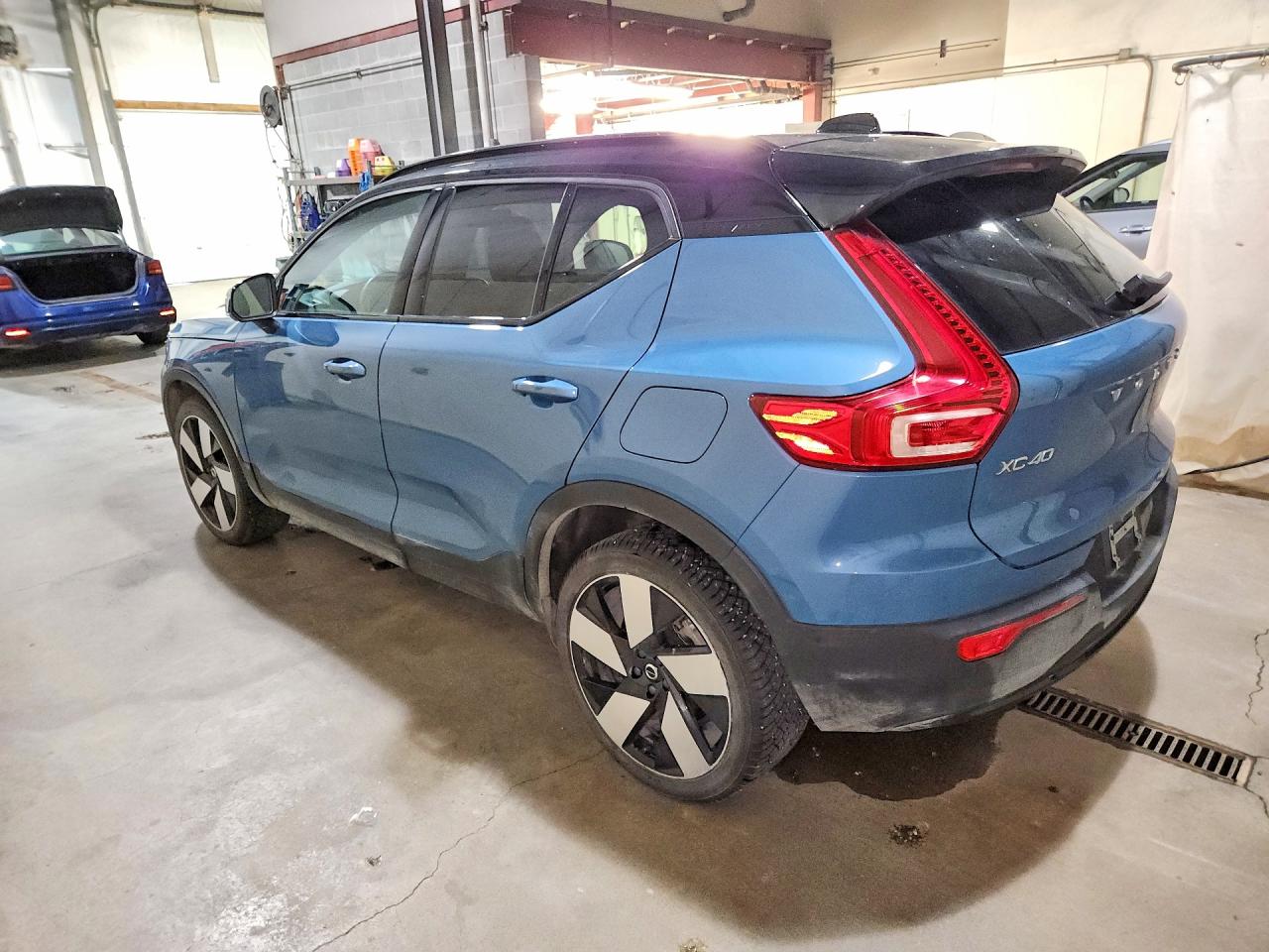 2023 VOLVO XC40 Ultimate Dark