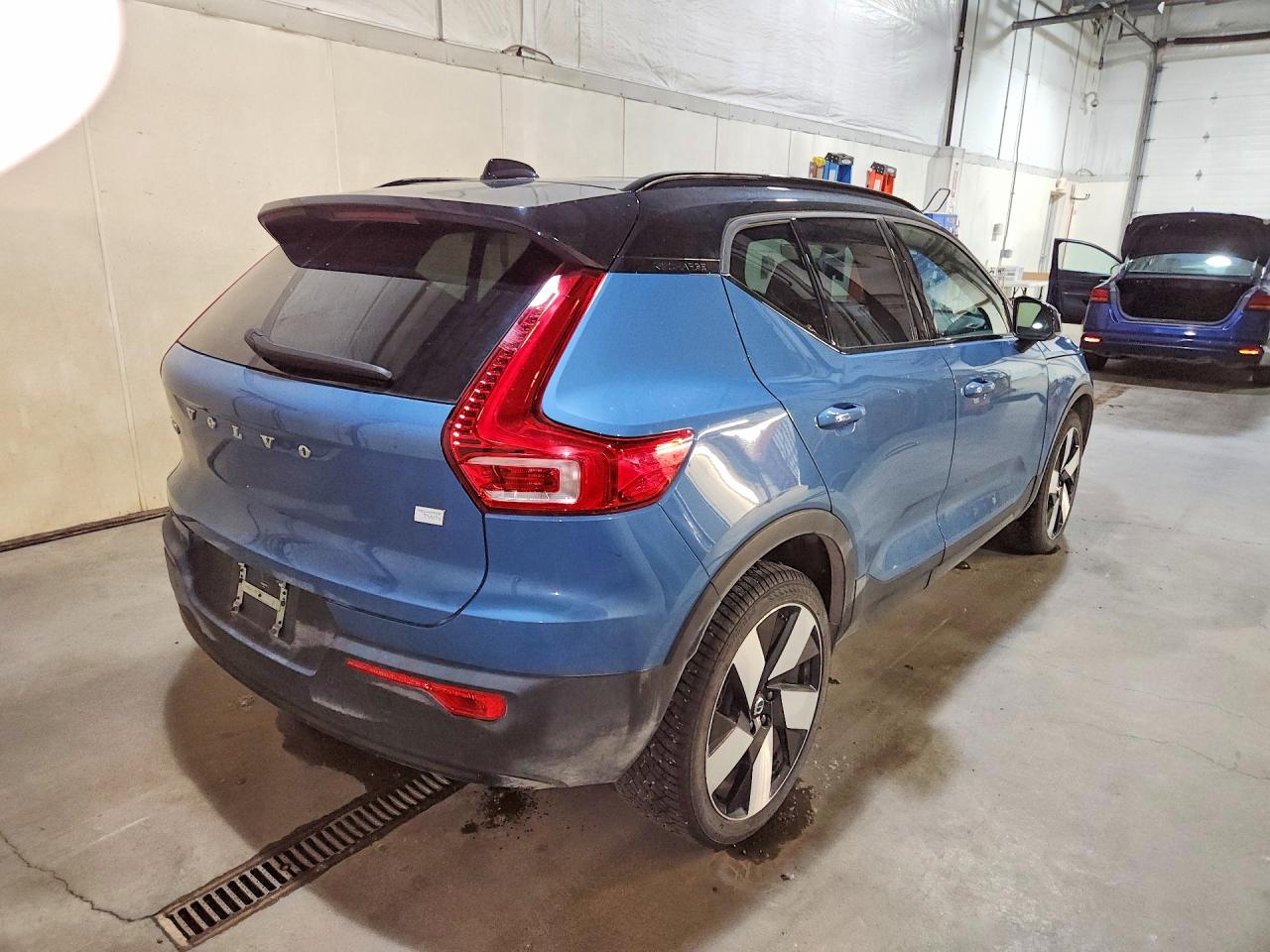 2023 VOLVO XC40 Ultimate Dark