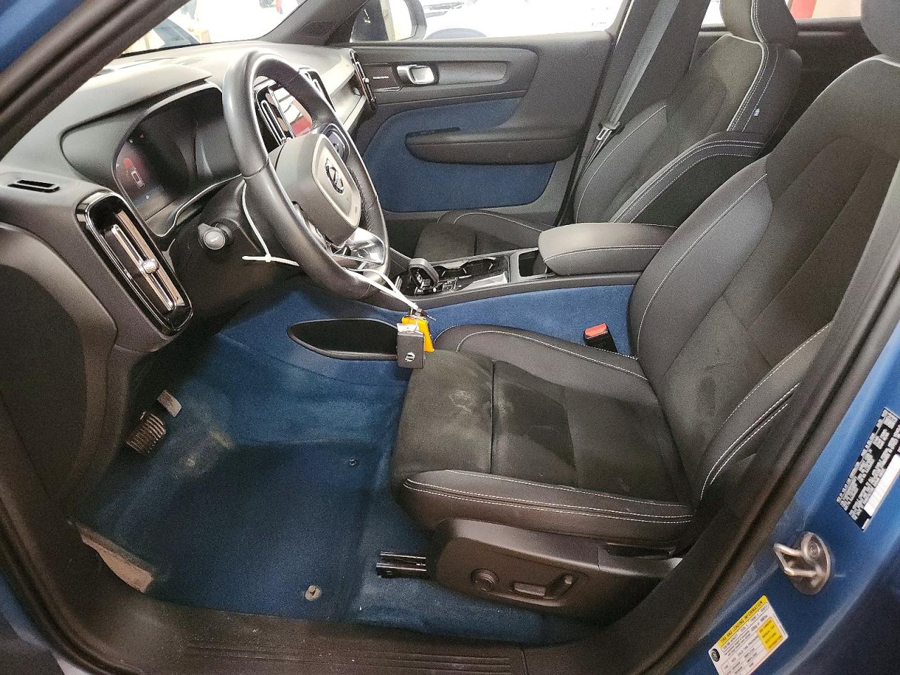 2023 VOLVO XC40 Ultimate Dark