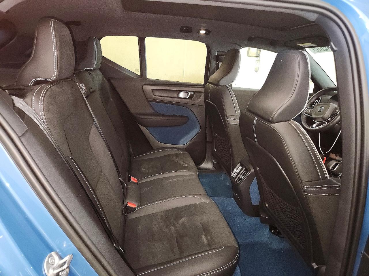 2023 VOLVO XC40 Ultimate Dark