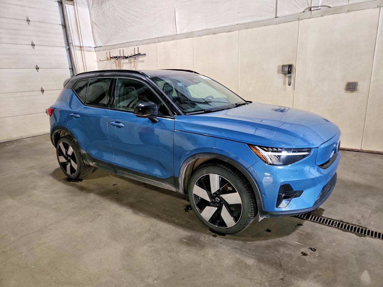 2023 VOLVO XC40 Ultimate Dark