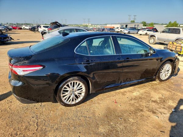 2020 TOYOTA CAMRY XLE