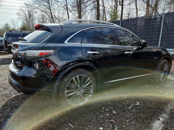 2017 INFINITI QX70