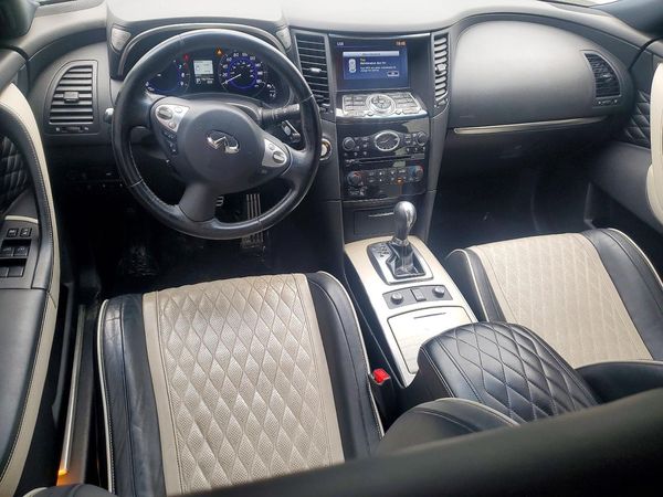 2017 INFINITI QX70