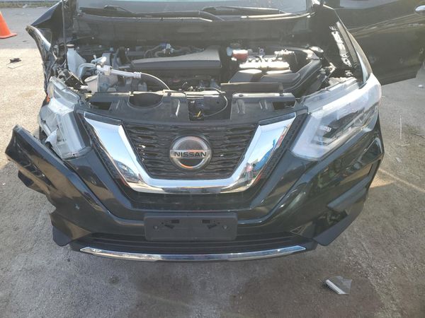 2020 NISSAN ROGUE — Engine bay