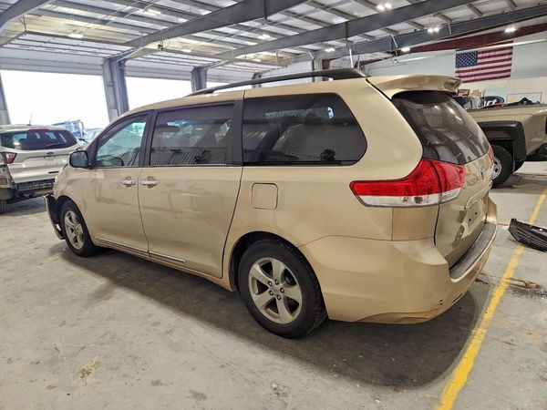 2014 TOYOTA SIENNA
