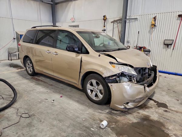 2014 TOYOTA SIENNA