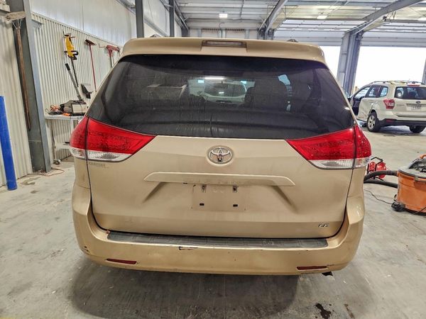 2014 TOYOTA SIENNA