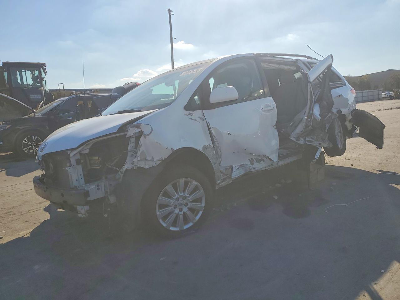 2012 TOYOTA SIENNA — Front 3/4
