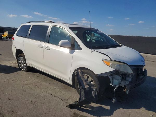 2012 TOYOTA SIENNA — Passenger 3/4