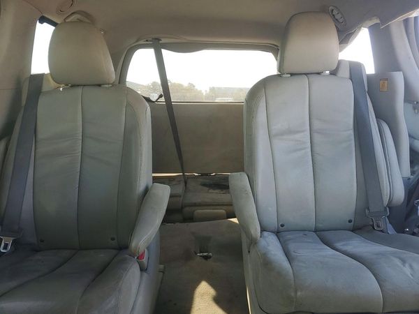 2012 TOYOTA SIENNA — SUVN