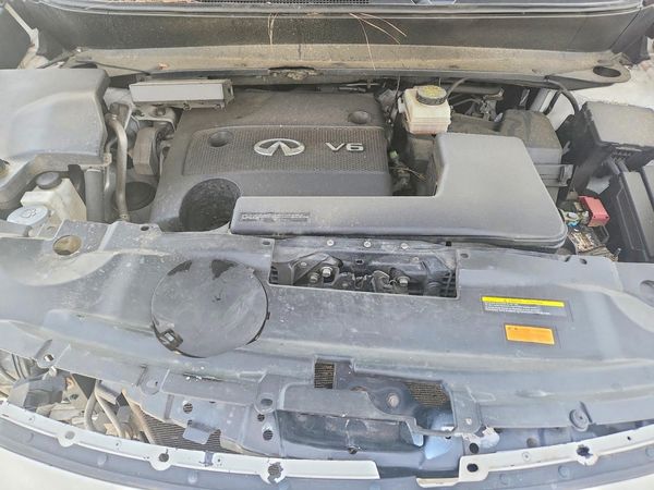 2014 INFINITI QX60 — Engine bay