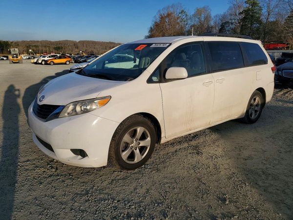 2013 TOYOTA SIENNA