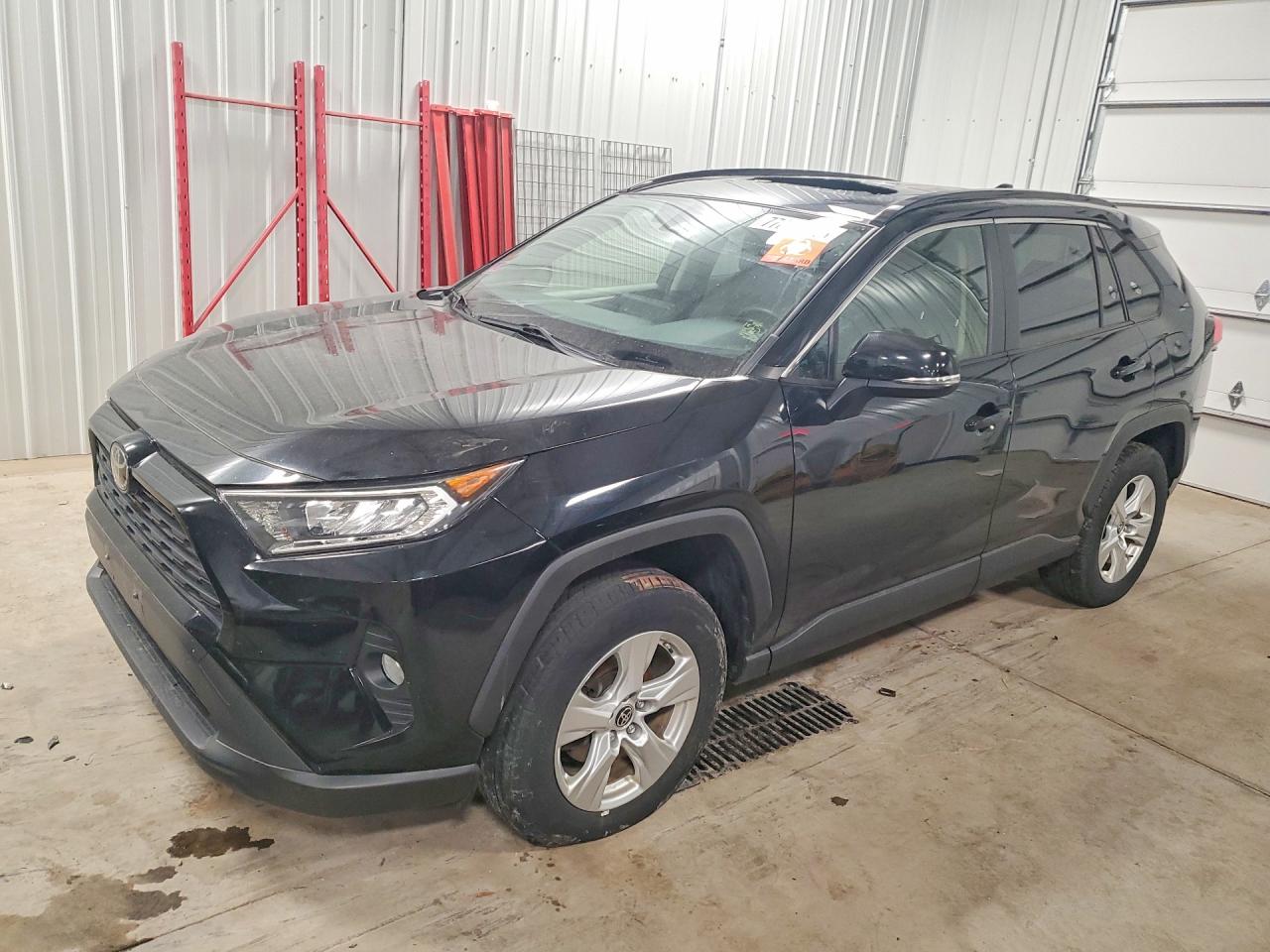2019 TOYOTA RAV4 XLE / XLE Premium 4WD — Front 3/4