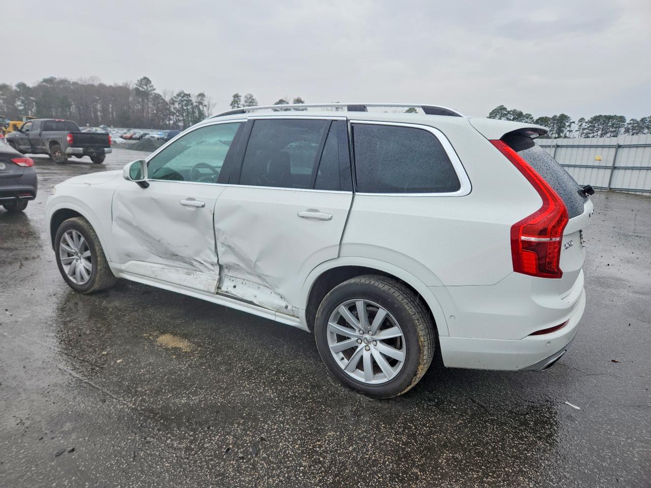 2019 VOLVO XC90 Momentum