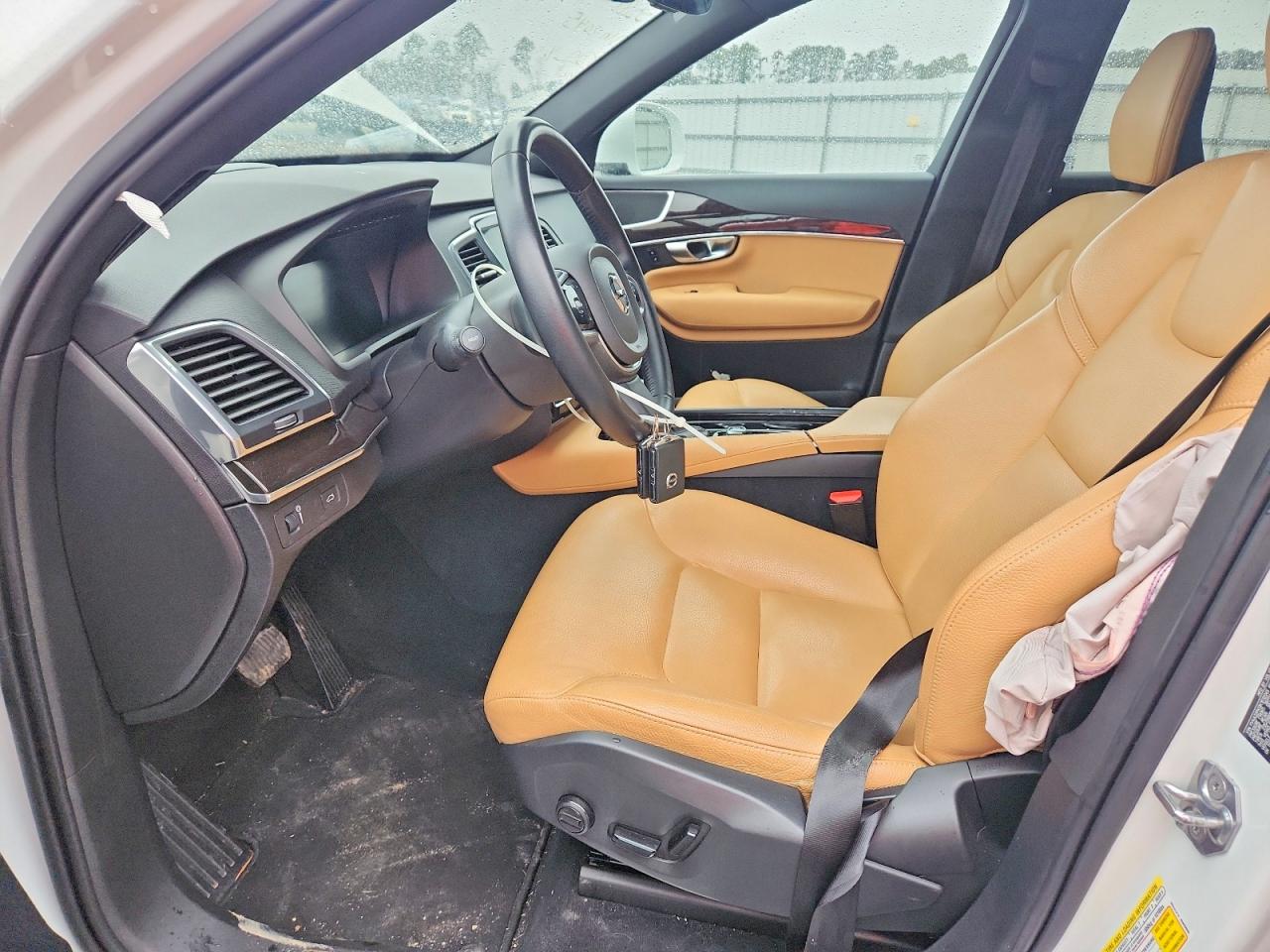 2019 VOLVO XC90 Momentum