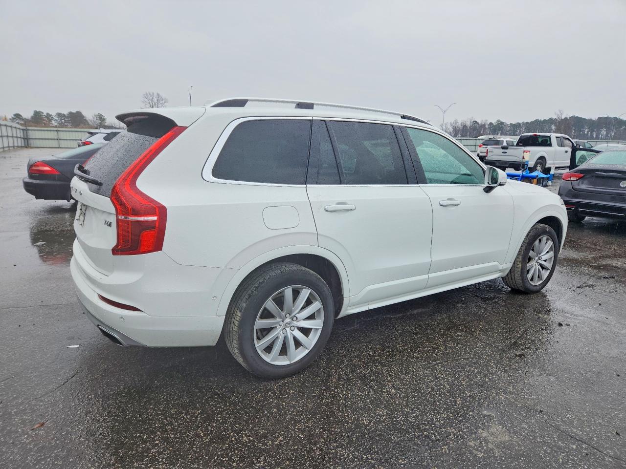 2019 VOLVO XC90 Momentum