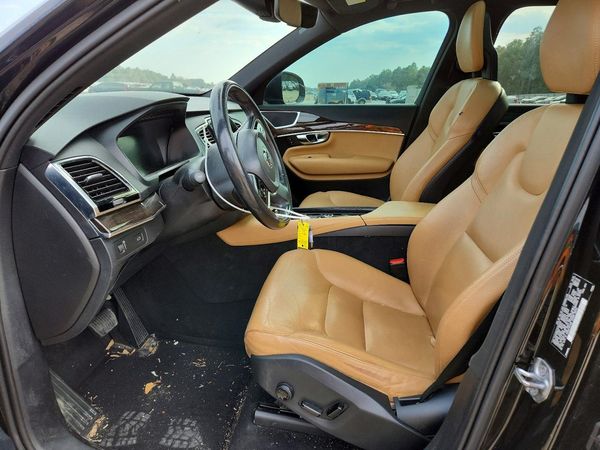 2017 VOLVO XC90 Momentum
